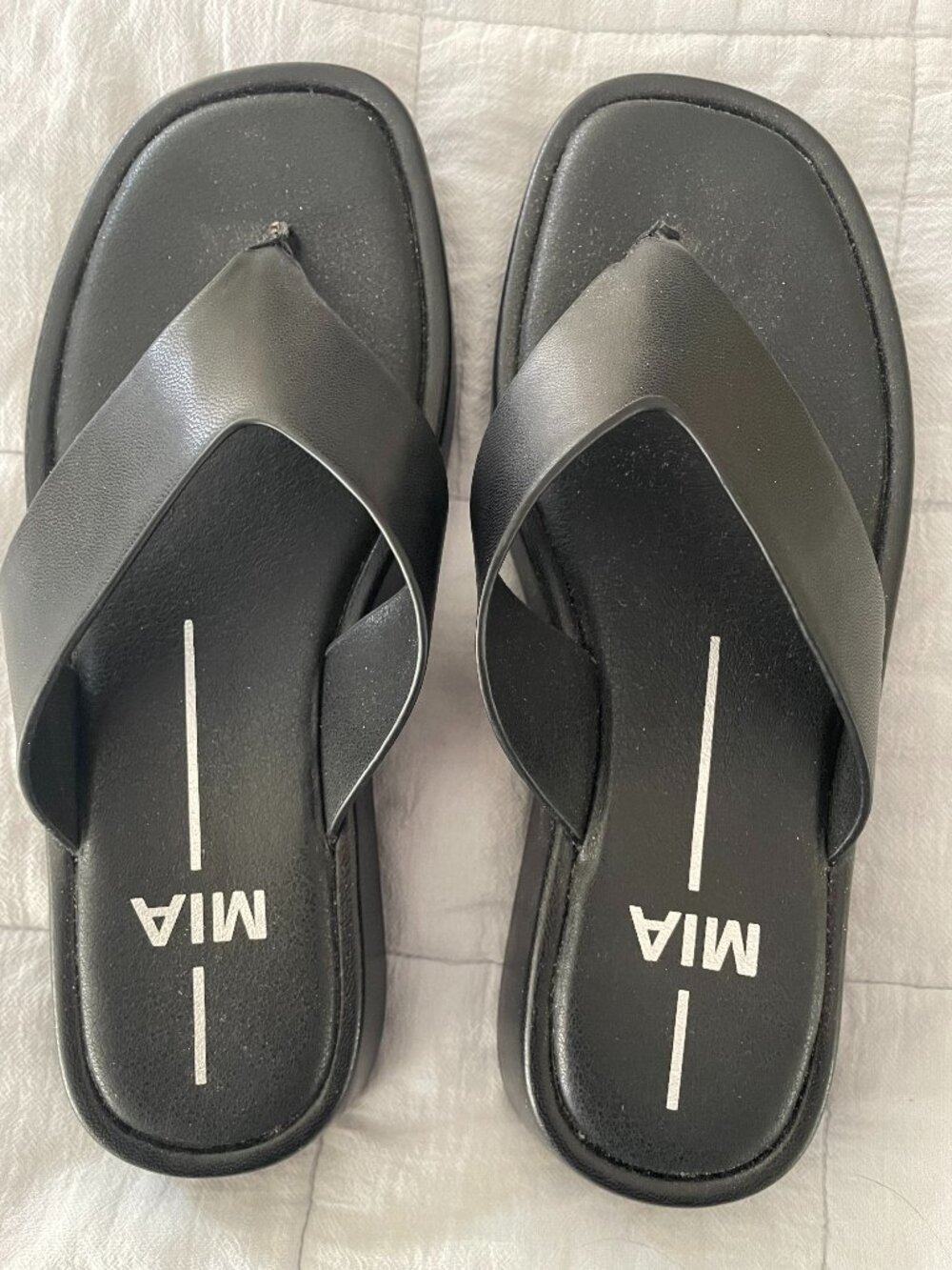 NWOT MIA Pamelia Black Thong Wedge Sandals, sz 6